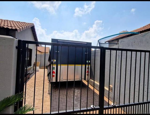 3 BEDROOM HOUSE FOR SALE IN THATCHFIELD